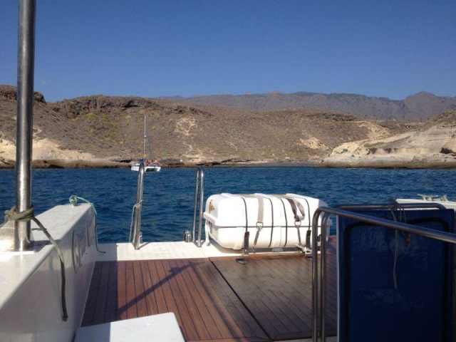 Escalera en el barco para bajar al mar